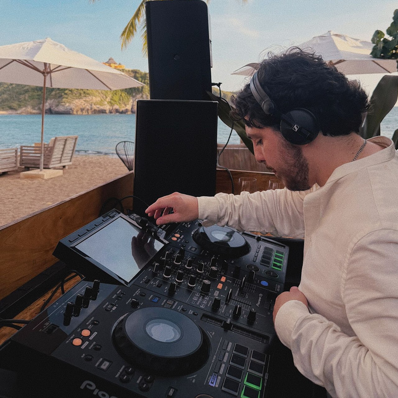 Ser Piero tocando frente al mar